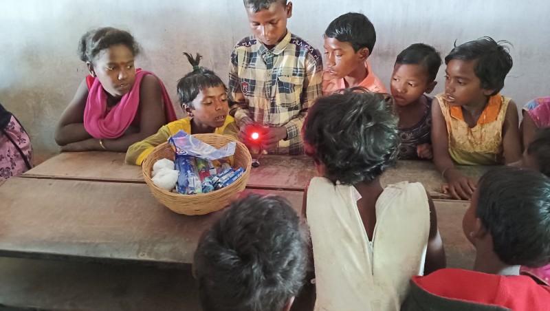 Schueler in der Anantmool Schule in Bihar